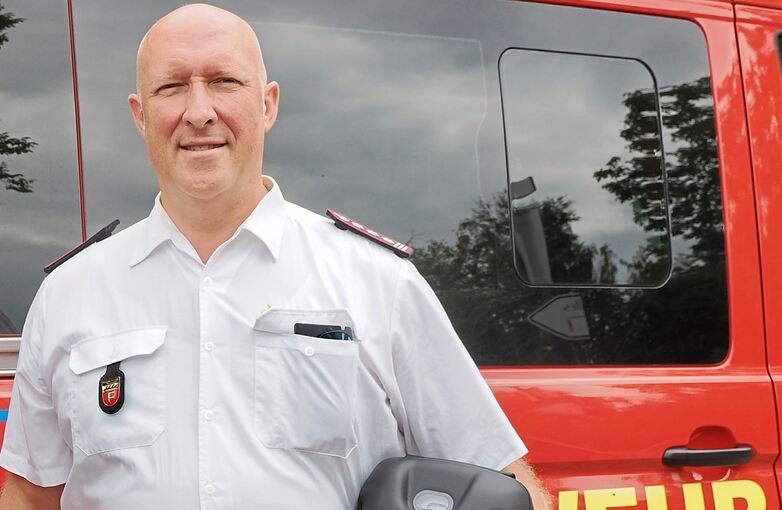 Alexander Weidhaus freut sich über die Defibrillatoren, die mit Hilfe von Spenden gekauft werden konnten.