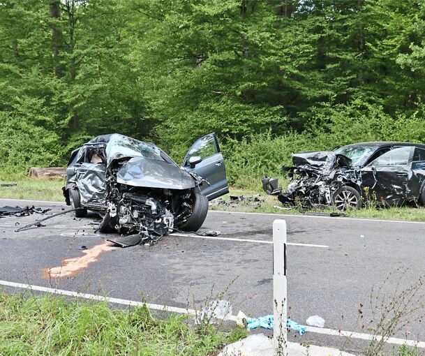 Beide Autos wurden bei dem Verkehrsunfall zerstört. Auch die Straße wurde in Mitleidenschaft gezogen.