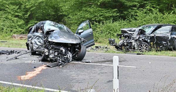 Frontalcrash zwischen Großbottwar und Backnang: Verkehrsunfall fordert ...