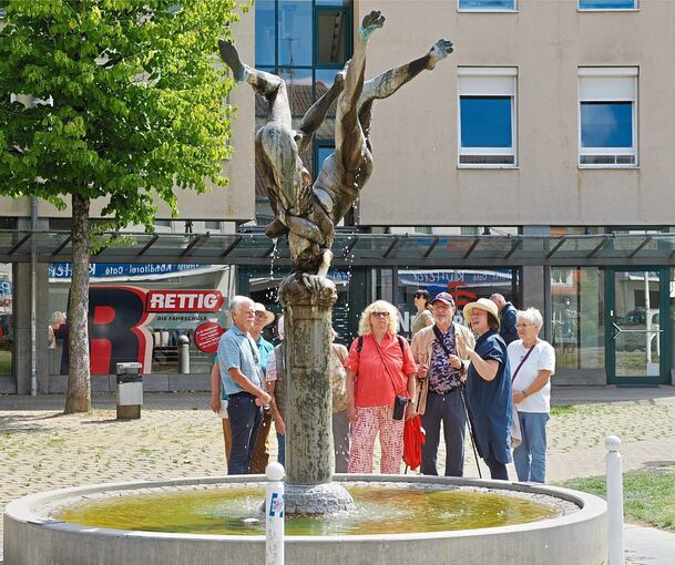 Die Führung begann am Europaplatz, wo Karl-Henning Seemanns, Brunnen „Zusammenlauf von Neckar und Enz“ steht.