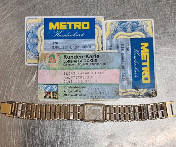 Durch die alten Kundenkarten von Ilias Karavelidis, die noch erkennbar seinen Namen tragen, konnten die Kinder den Besitzer der Uhr und der gestohlenen Kasse ausfindig machen.