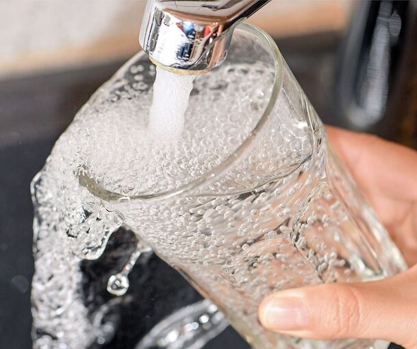 Trotz der von Bakterien befallenen Leitungen ist das Trinken von Leitungswasser ungefährlich. Trotz der von Bakterien befallenen Leitungen ist das Trinken von Leitungswasser ungefährlich.