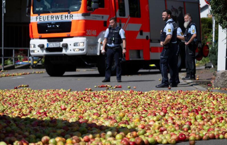 Äpfel nach Unfall auf Straße