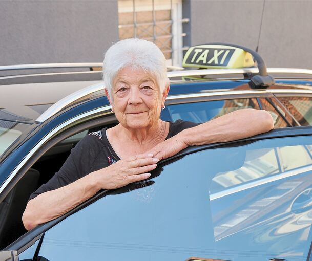 „Man muss auch mal loslassen.“ 45 Jahre nach ihrer ersten Fahrt als Taxichaufferin überlässt die 74-Jährige anderen ihren Lieblingsstandplatz.