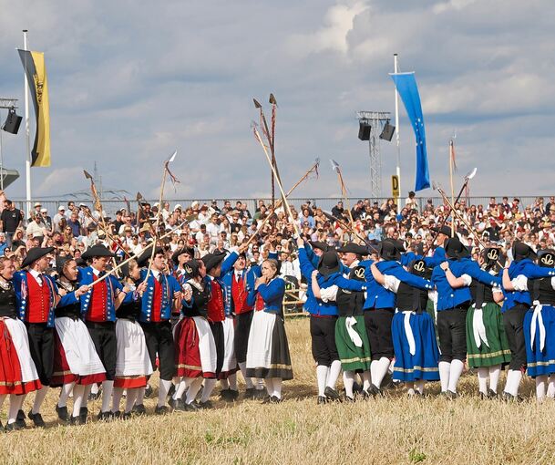Schäfertanz auf dem Markgröninger Stoppelfeld: Eine Festschrift würdigt jetzt den 100. Geburtstag. Für die Stadt ist der Schäferlauf jedoch zu einem gewaltigen Zuschussgeschäft geworden.