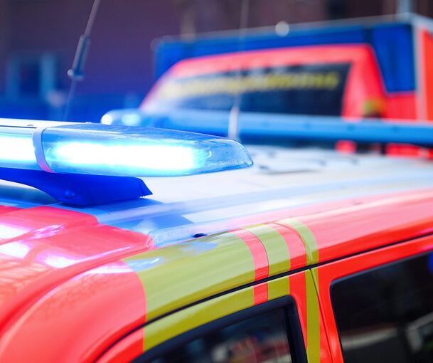 Der Rettungsdienst bringt den Mann ins Krankenhaus.