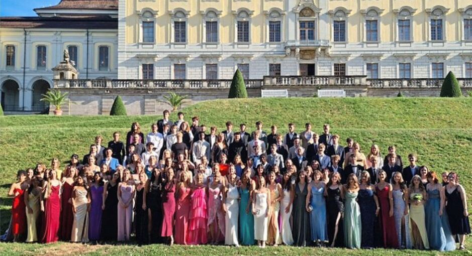 Freuen sich über das bestandene Abitur: Die Schülerinnen und Schüler des Mörike Gymnasiums Ludwigsburg.