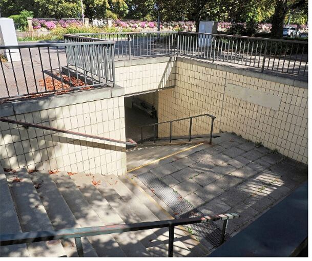 24 Stufen hinab in die dunkle Unterführung.