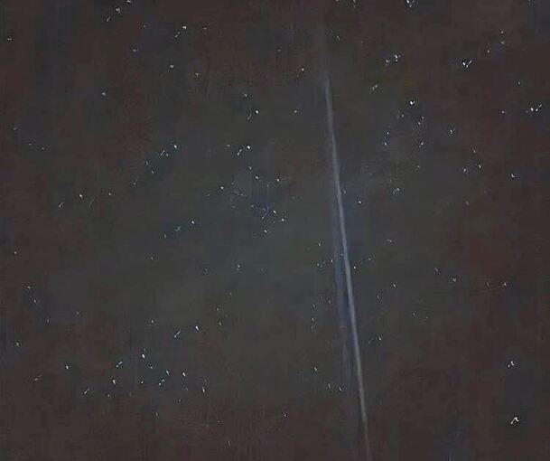 Der Lichtstreifen ist am Nachthimmel gut erkennbar.