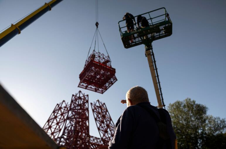 Großvater und Enkel bauen Eiffelturm im Elsass nach