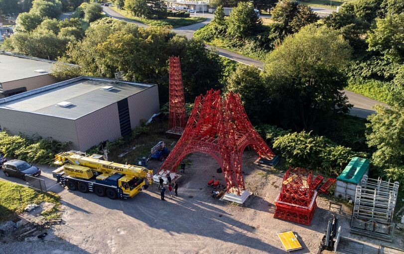 Großvater und Enkel bauen Eiffelturm im Elsass nach