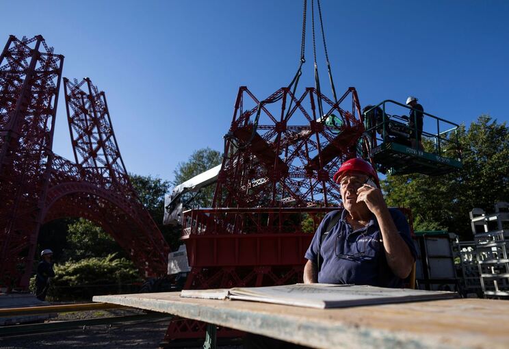 Großvater und Enkel bauen Eiffelturm im Elsass nach