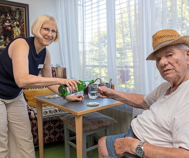 Hausdirektorin Elke Eckert animiert Norbert Bartosch bei Hitze viel zu trinken.