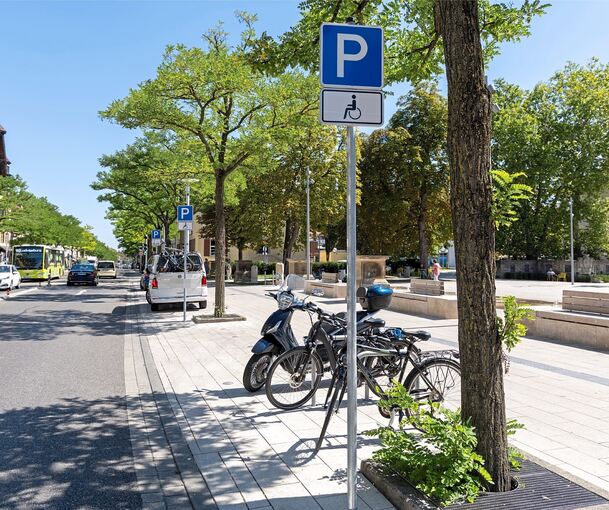 Neue Gestaltung an der Wilhelmstraße mit zwei Behindertenparkplätzen und E-Scooter-Stellplätzen. Für Räder ist Platz an sechs Bügeln.