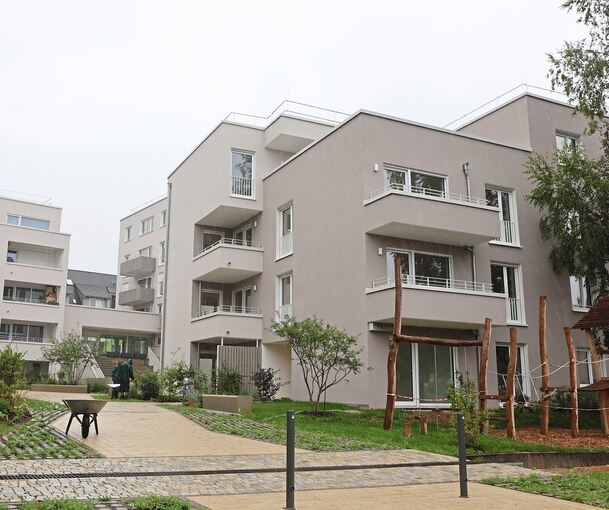 Zur Warthestraße hin wurde auch ein Spielplatz angelegt. Die 4-Zimmer-Wohnung, deren schmaler Garten direkt anschließt, ist übrigens auch noch zu haben.