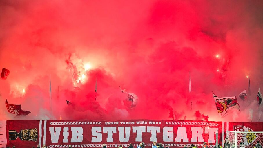 Stuttgarts Fans zünden Pyrotechnik