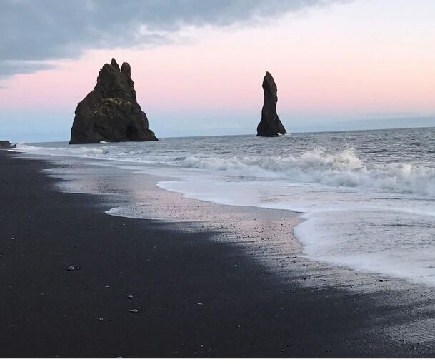 Islands dunkle Schönheit: Der mystische „Black Sand Beach“.