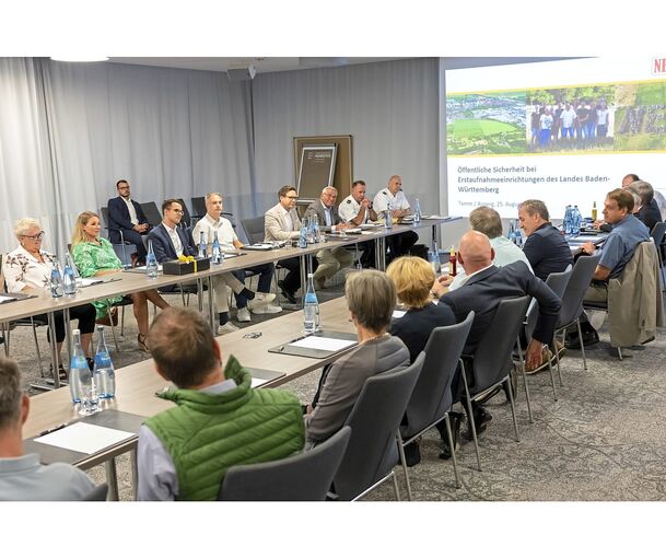 Vertreter der Bürgerinitiative gegen eine Lea auf dem Schanzacker (rechts) im Gespräch mit Innenminister Thomas Strobl, dem Bundestagsabgeordneten Fabian Gramling und Vertretern des Polizeipräsidiums Ludwigsburg.