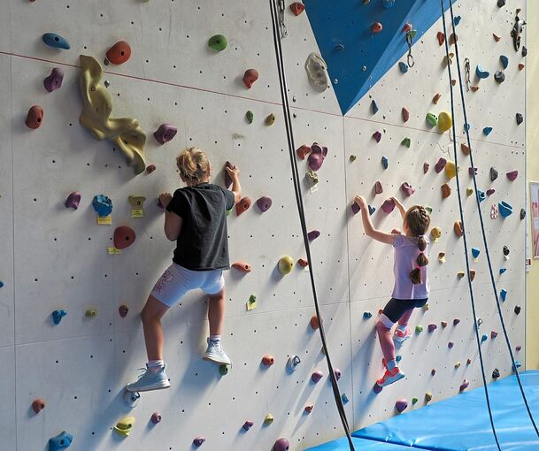 Während der gesamten Sommerferien gibt es Kletterkurse für verschiedene Altersgruppen mit der Sportvereinigung Besigheim im Fitkom.