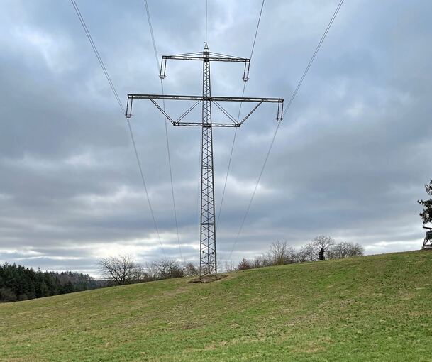 Die Strommasten werden abgebaut.