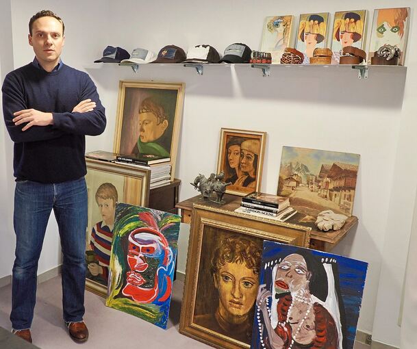 Christopher Herrmann in seinem Laden in der Eberhardstraße. Hinter ihm ein Teil der Nostalgie-Gegenstände, die er auf dem Markt präsentieren will.