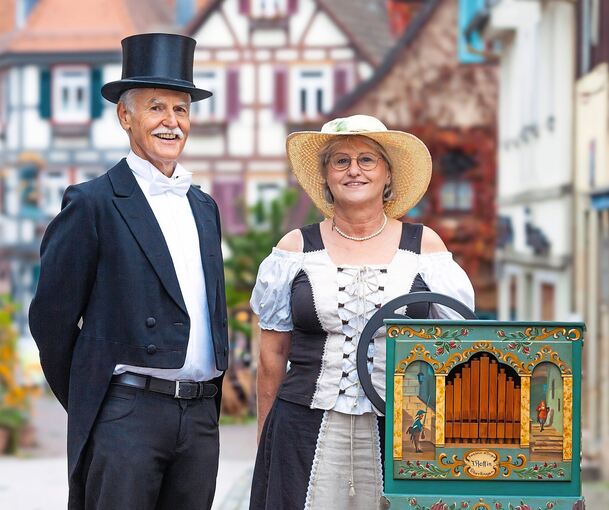 In der Besigheimer Altstadt lässt Petra Fellger gerne ihre Drehorgel erklingen. Auch an diesem Wochenende, bei einer Stadtführung mit Ewald Anger (links).