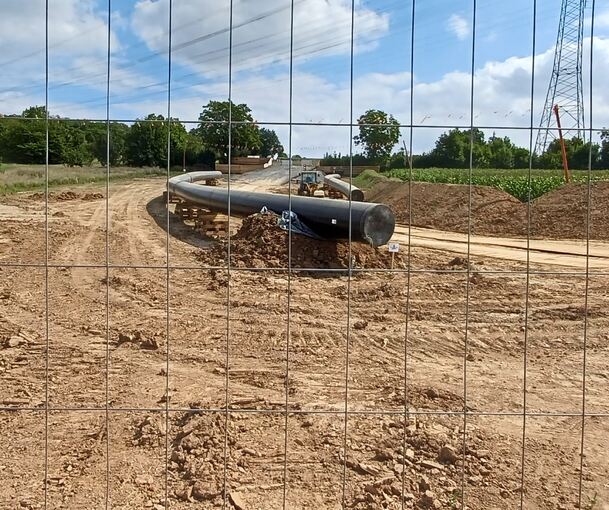 Die Baustraße führt von der L 1100 in Höhe des Ludwigsburger Ortsteils Neckarweihingen in Richtung Neckar.