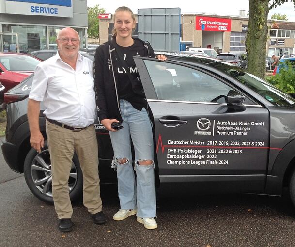 Hier war die Handball-Welt der HBL noch in Ordnung: Autohaus-Chef Karl-Heinz Klein übergibt Nationalspielerin Viola Leuchter ihr Fahrzeug.
