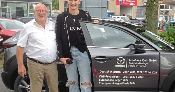 Hier war die Handball-Welt der HBL noch in Ordnung: Autohaus-Chef Karl-Heinz Klein übergibt Nationalspielerin Viola Leuchter ihr Fahrzeug.