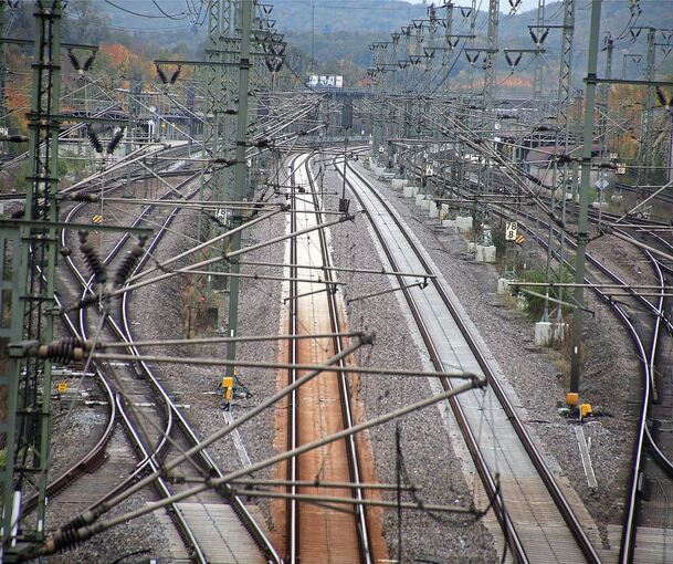 Am Bahnhof in Vaihingen raucht es in einem ICE.