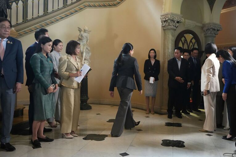 Thailands Ministerpräsidentin von Gericht abgesetzt Thailands Ministerpräsidentin von Gericht abgesetzt