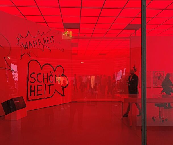 Ausstellungsansicht, „200 Jahre Gegenwart. Konstellation 3: Ausstellung der Künstler*innenmitglieder“