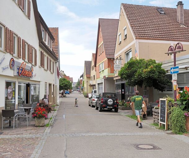 Die Hauptstraße in Löchgau: Hier und in den umliegenden Geschäften findet man fast alles, was man braucht.