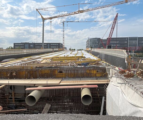 Ein Teil der Großen Pflugfelder Brücke in Kornwestheim ist bereits betoniert. Durch die dicken Rohre sollen Fernwärmeleitungen gelegt werden.