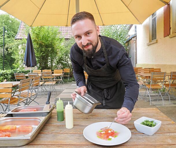Benjamin Wedekind, Koch in der Krone Alt-Hoheneck, richtet die Tomatenterrine liebevoll an.