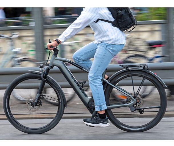 Pedelecs sind schwerer als herkömmliche Fahrräder und erfordern eine gewisse Eingewöhnung und Übung. Die Verkehrswacht bietet dafür Fahrsicherheitstrainings an.