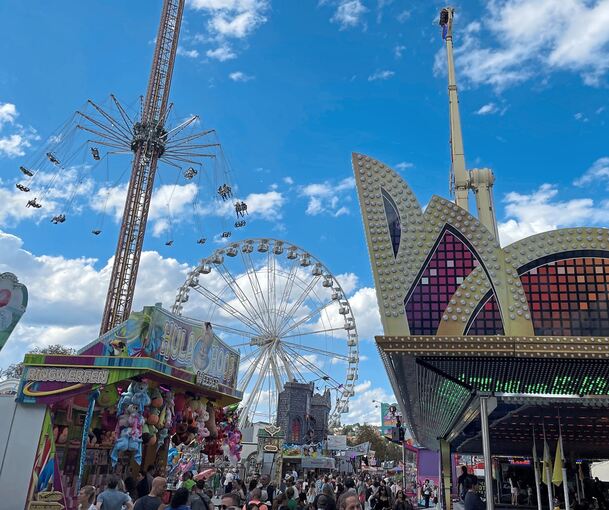 Viele Menschen sind bereits am Freitagnachmittag auf den Rummel gekommen.