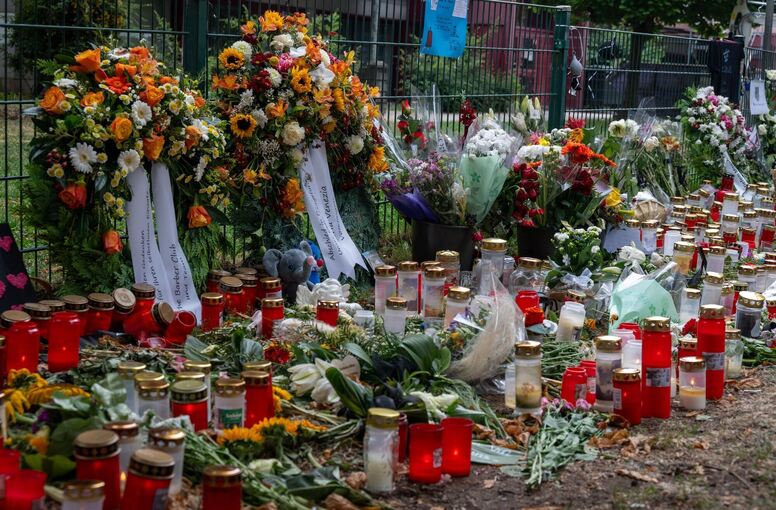 Blumen und Kerzen am Tatort in Völklingen