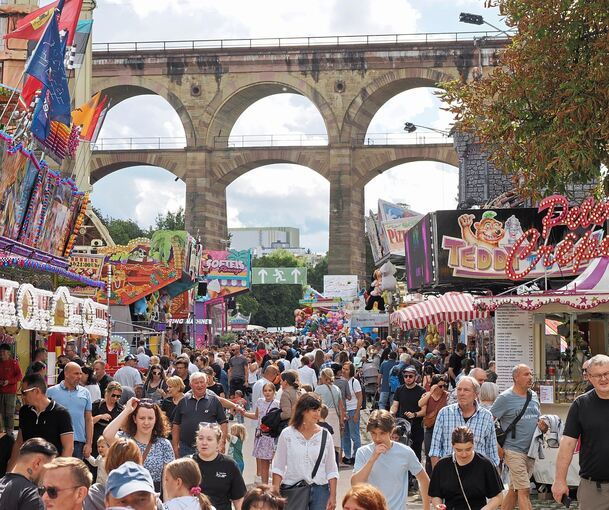 Auf dem Festplatz am Viadukt drängen sich die Besucher des Pferdemarkts.