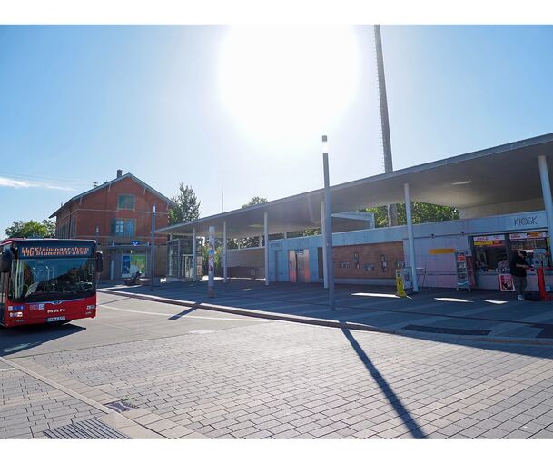 Der Vorplatz des Freiberger Bahnhofs wurde vor wenigen Jahren umgestaltet und modernisiert.