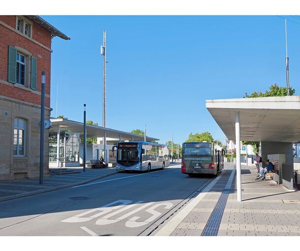 Die Bushaltestellen sind zentral und überdacht.