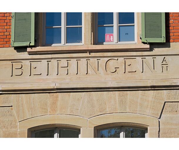 Das Empfangsgebäude zeugt davon: Der Bahnhof trug einst den Namen Beihingen.