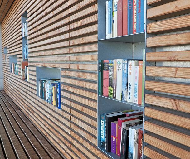 Am Bücherregal können sich Reisende mit Lesestoff eindecken.