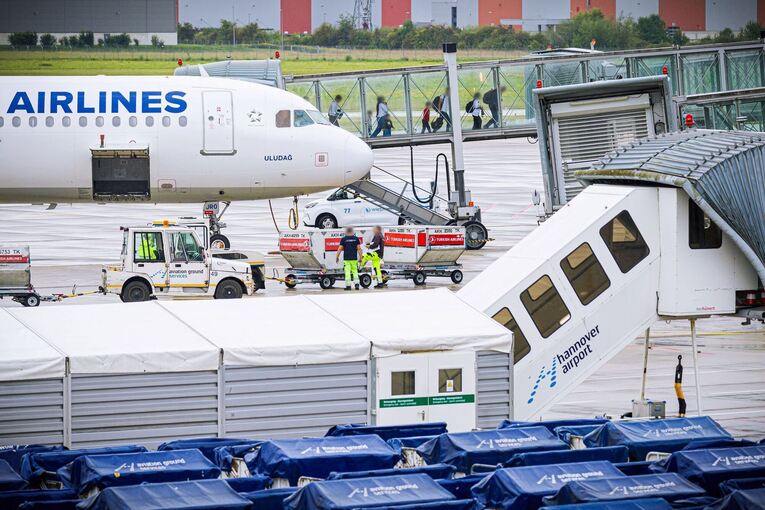 Flughafen Hannover - Ankunft Afghanen mit Aufnahmezusage