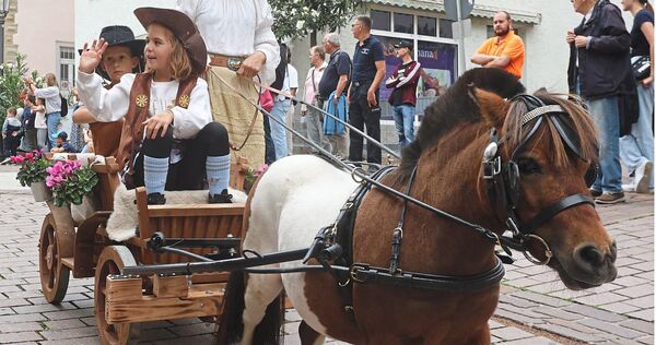Die kleinsten Teilnehmer des Festzugs kamen ganz groß raus und bekamen viel Applaus.