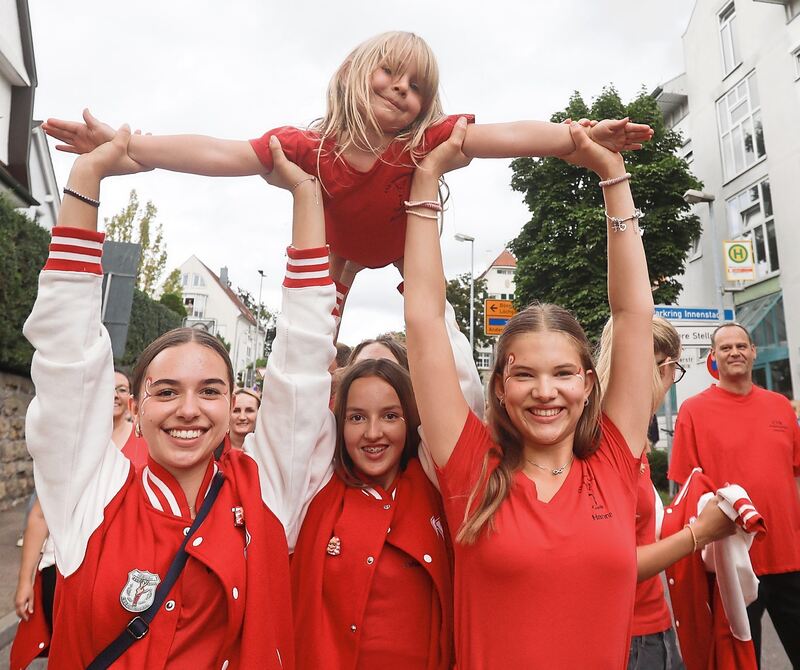 Hoch hinaus ging es auch für diese junge Festzug-Teilnehmerin. Hoch hinaus ging es auch für diese junge Festzug-Teilnehmerin.