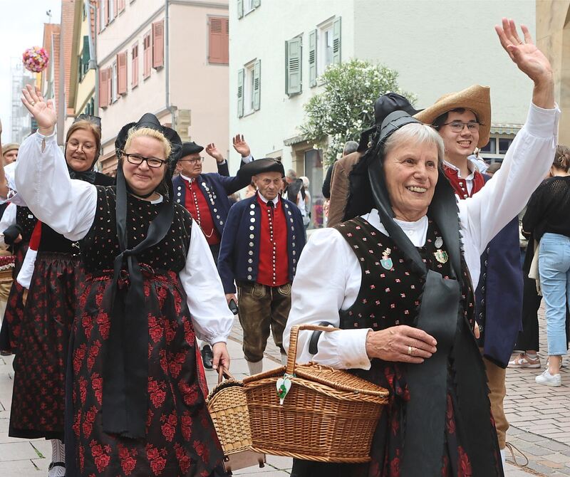 Winken und lächeln. Winken und lächeln.