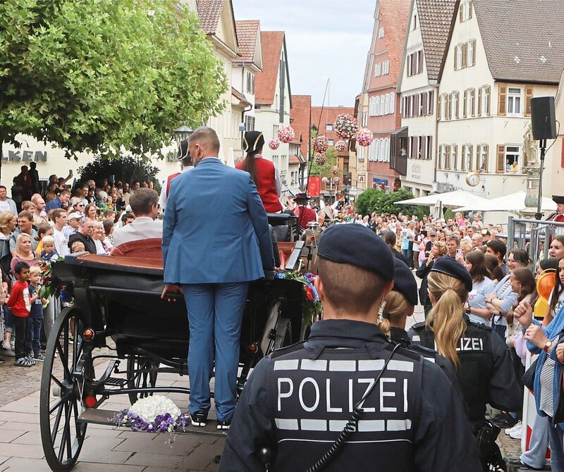 Auch die Polizei läuft mit. Auch die Polizei läuft mit.
