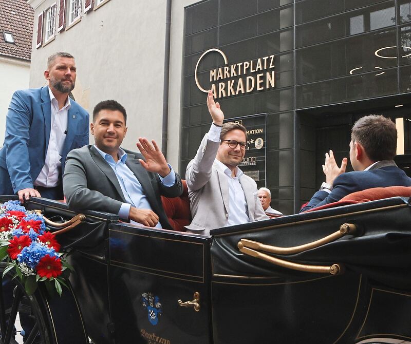 Kutsche mit Politikern: Landtagsabgeordneter der Grünen Tayfun Tok (links) und Bundestagsabgeordneter Fabian Gramling (CDU). Kutsche mit Politikern: Landtagsabgeordneter der Grünen Tayfun Tok (links) und Bundestagsabgeordneter Fabian Gramling (CDU).