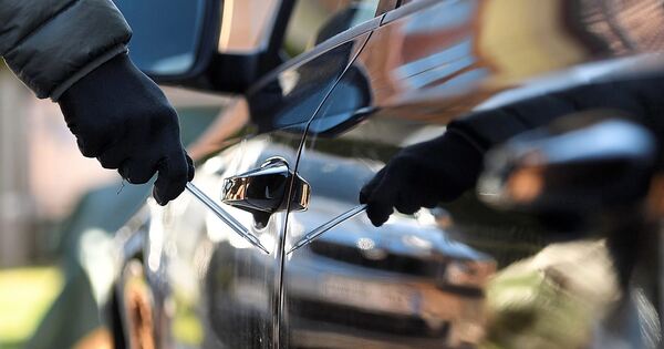 Mit-einem-spitzen-Gegenstand-f-nf-Autos-in-Erdmannhausen-zerkratzt